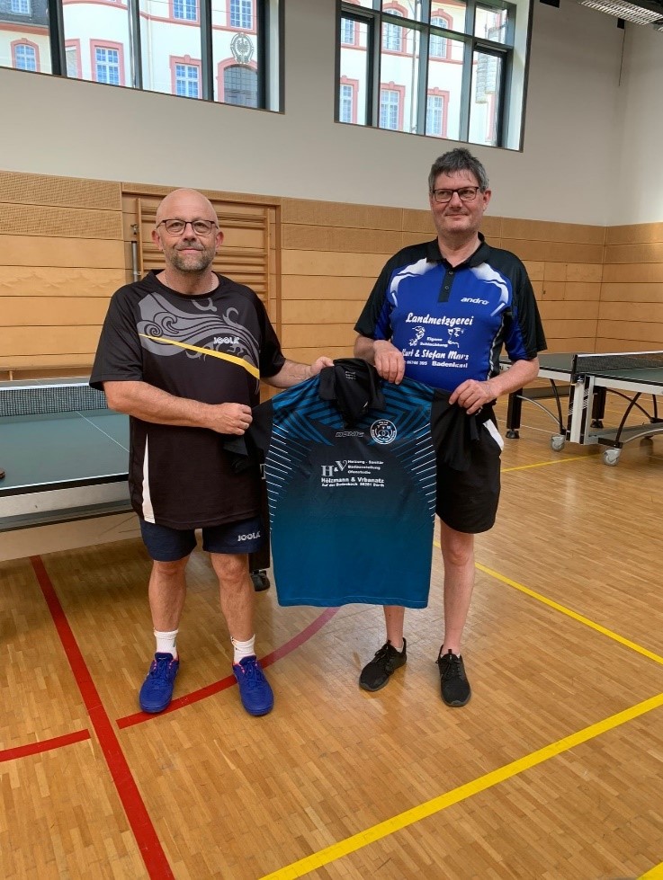 Markus Schellenbeck (li.) erhält sein Trikot von SG-Leiter Reinhold Stein.